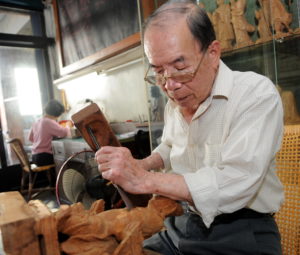 Shih Chih-hui inherited the ancient Buddhist Statuary Decoration art from his father, Shih Hsiu-li who was known as the “master of knife-carving.”