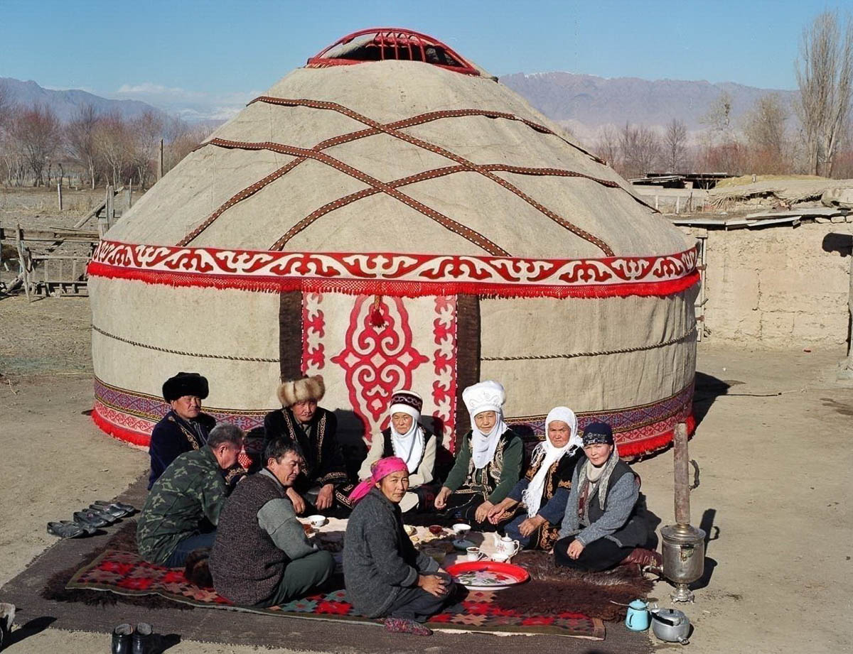 The-Kyrgyz-yurt-of-classical-shape.-Atbashy-district-Naryn-province.-2002.jpg